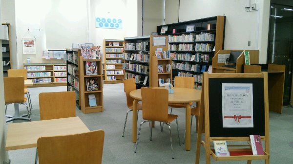 墨田区立緑図書館の自習室